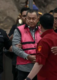 Mahasiswa Demo Kejagung, Bawa Rompi Pink dan Borgol Protes Penanganan Kasus Febrie Adriansyah