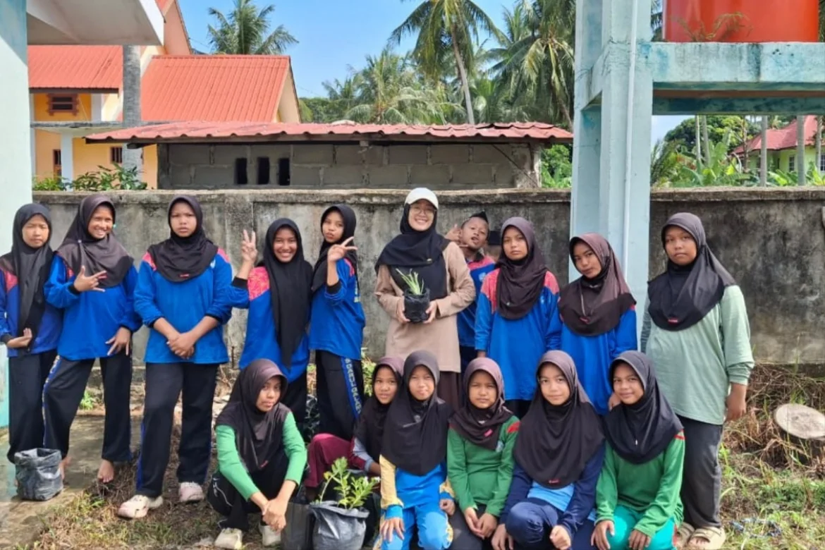 Melalui MATAMUDA, KUA Senayang Ajak Siswa MTs Peduli Lingkungan
