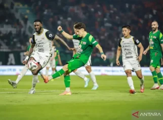 Miskomunikasi Aqil Savik dan Radovan Pankov Berujung Gol Bunuh Diri, Persija Kalah dari Persebaya
