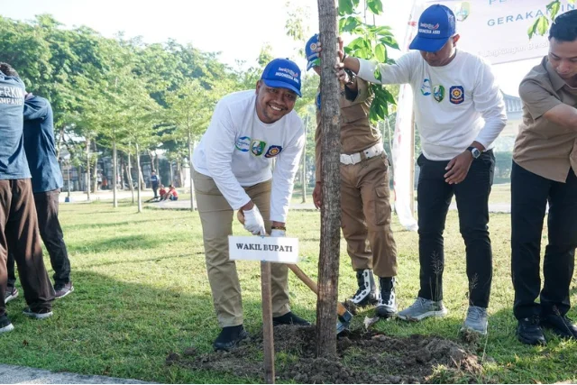 Pemkab Sampang Perkuat Komitmen Pelestarian Lingkungan Lewat Penanaman Pohon