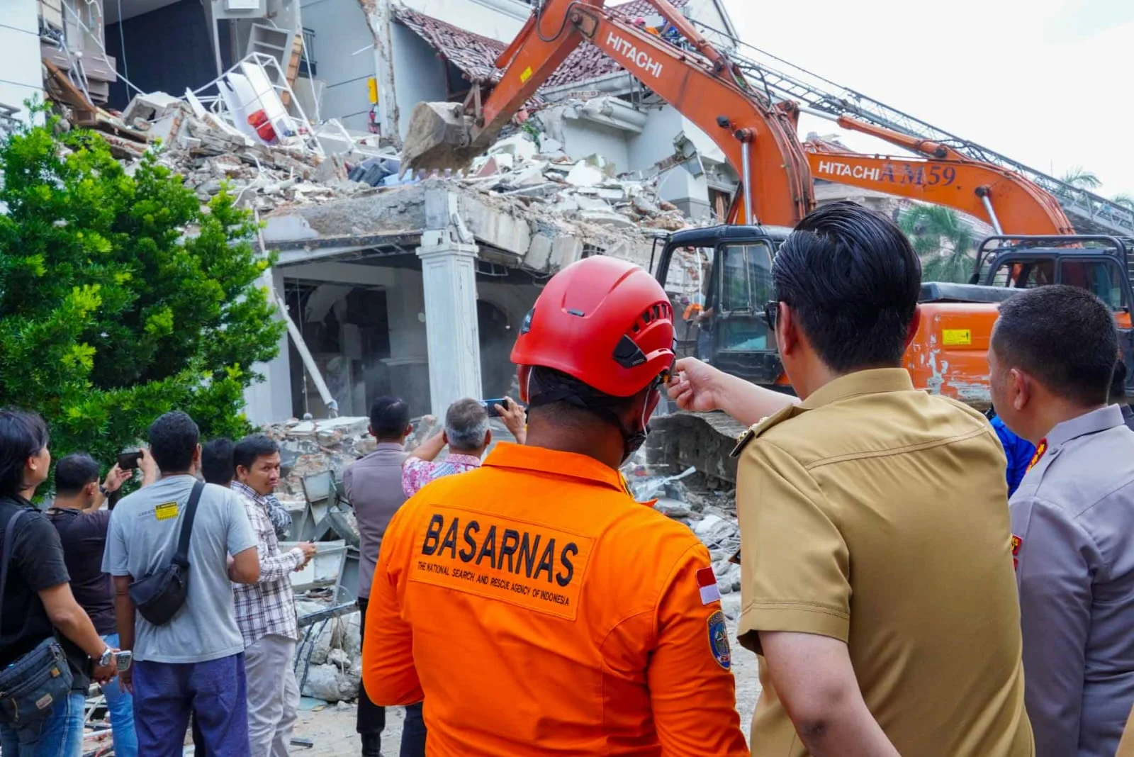 Pemko Medan Kerahkan Alat Berat dan Tim Medis Tangani Ledakan di Grand Polonia