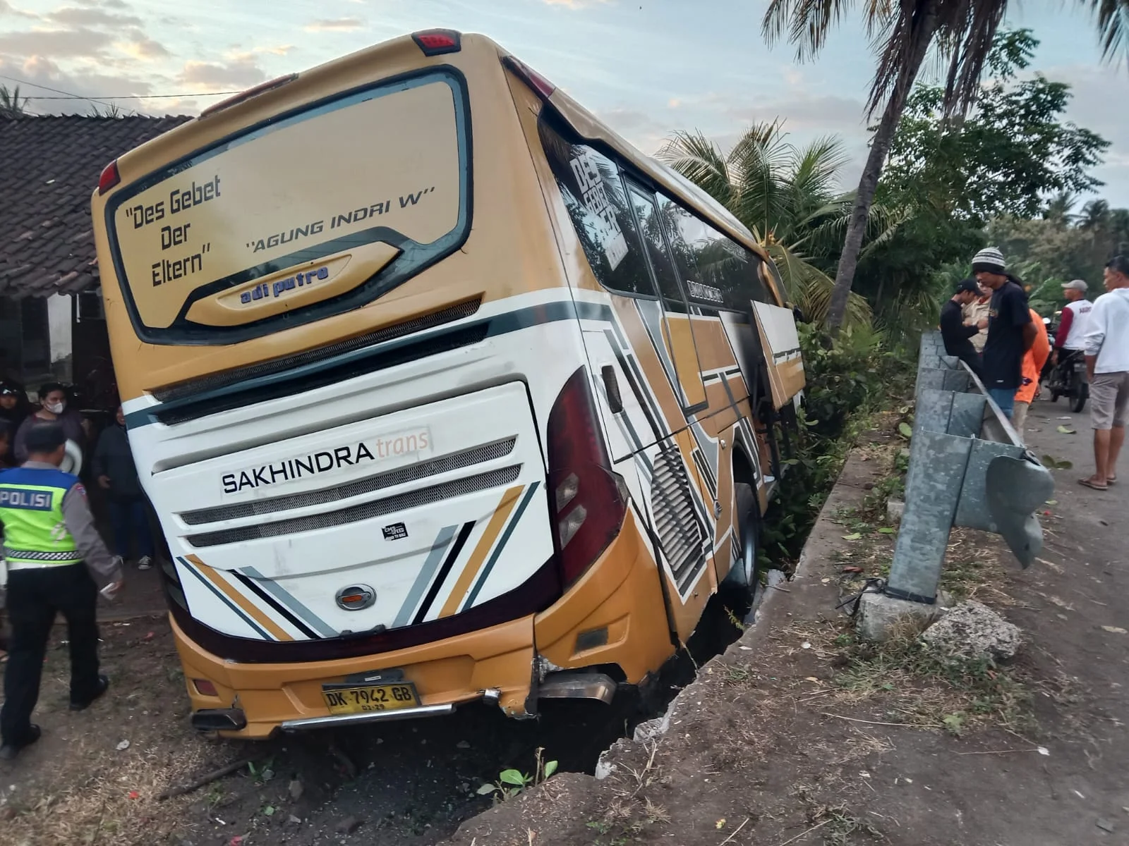 Pemotor Terluka Berat usai Ditabrak Bus di Jalur Nasional Melaya