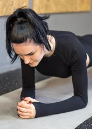 Plank Cuma 30 Detik, Efektif Turunkan Berat Badan? Ini Fakta dan Cara Optimalnya