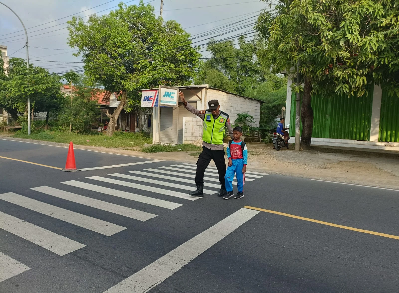 Polisi Bantu Pengamanan Lalin di Sekolah Sampang