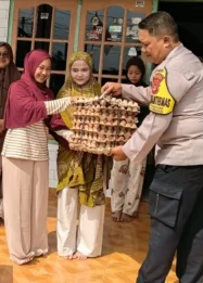 Polsek Tanjung Karang Timur Serahkan Sembako ke Panti Asuhan
