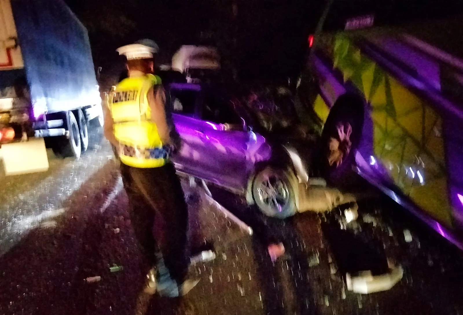 Rem Blong, Tronton Seruduk Empat Kendaraan di Jembrana
