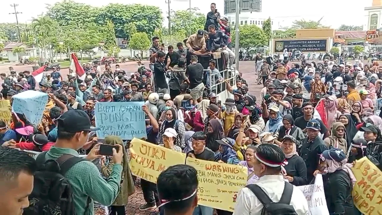 Ribuan Warga Empat Desa di Bandar Pulau Datangi Kantor Bupati, Minta Perbaikan Jalan