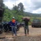 Satgas TMMD Bersama Warga Angkut Material Sejauh 1.600 Meter