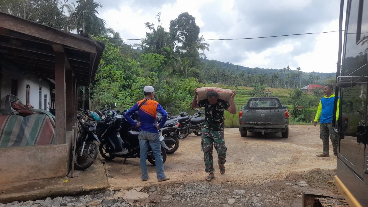 Satgas TMMD Bersama Warga Angkut Material Sejauh 1.600 Meter