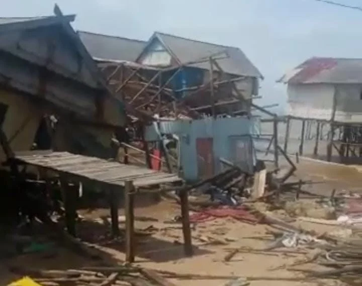 Subuh Hari Ini: Tiga Rumah di Balikpapan Ambruk Diterjang Ombak, Bayi 4 Bulan Selamat