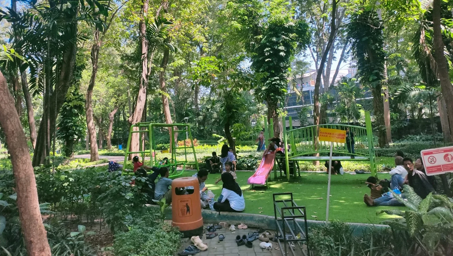 Taman Flora, Wisata Gratis Favorit Keluarga di Surabaya