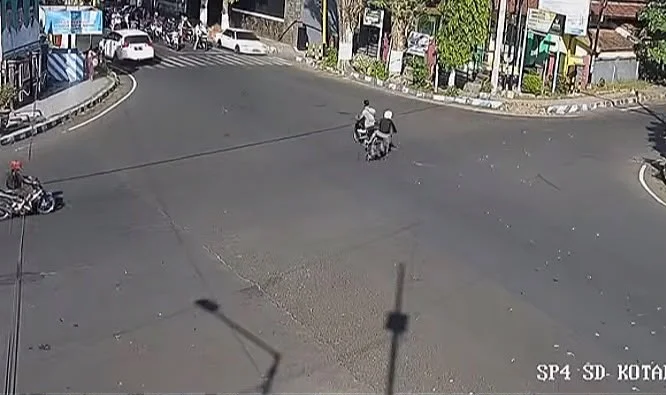Terobos Lampu Merah Berujung Kecelakaan, Dua Aksi Pengendara Terekam CCTV