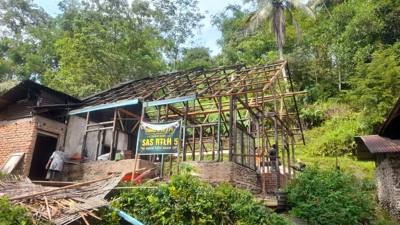 TMMD Ke-129 Kodim 0304/Agam Kebut Rehabilitasi Rumah Munawarsah di Palupuh