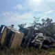 Truk Gagal Nanjak di Karanggede-Salatiga, Tabrak Motor dan Hantam Bangunan