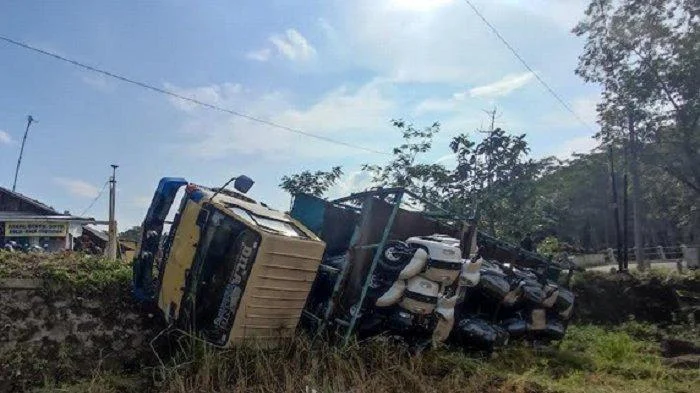 Truk Gagal Nanjak di Karanggede-Salatiga, Tabrak Motor dan Hantam Bangunan