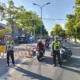 Truk Muatan Pasir Terguling di Depan Kantor Bank Sampang, Lalin Lumpuh