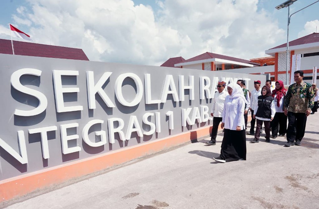 Kunjungan ke Sekolah Rakyat Banyuwangi, Gubernur Khofifah Kagum Suara Siswi Bawakan Lagu Osing, Diundang Tampil di Grahadi Saat