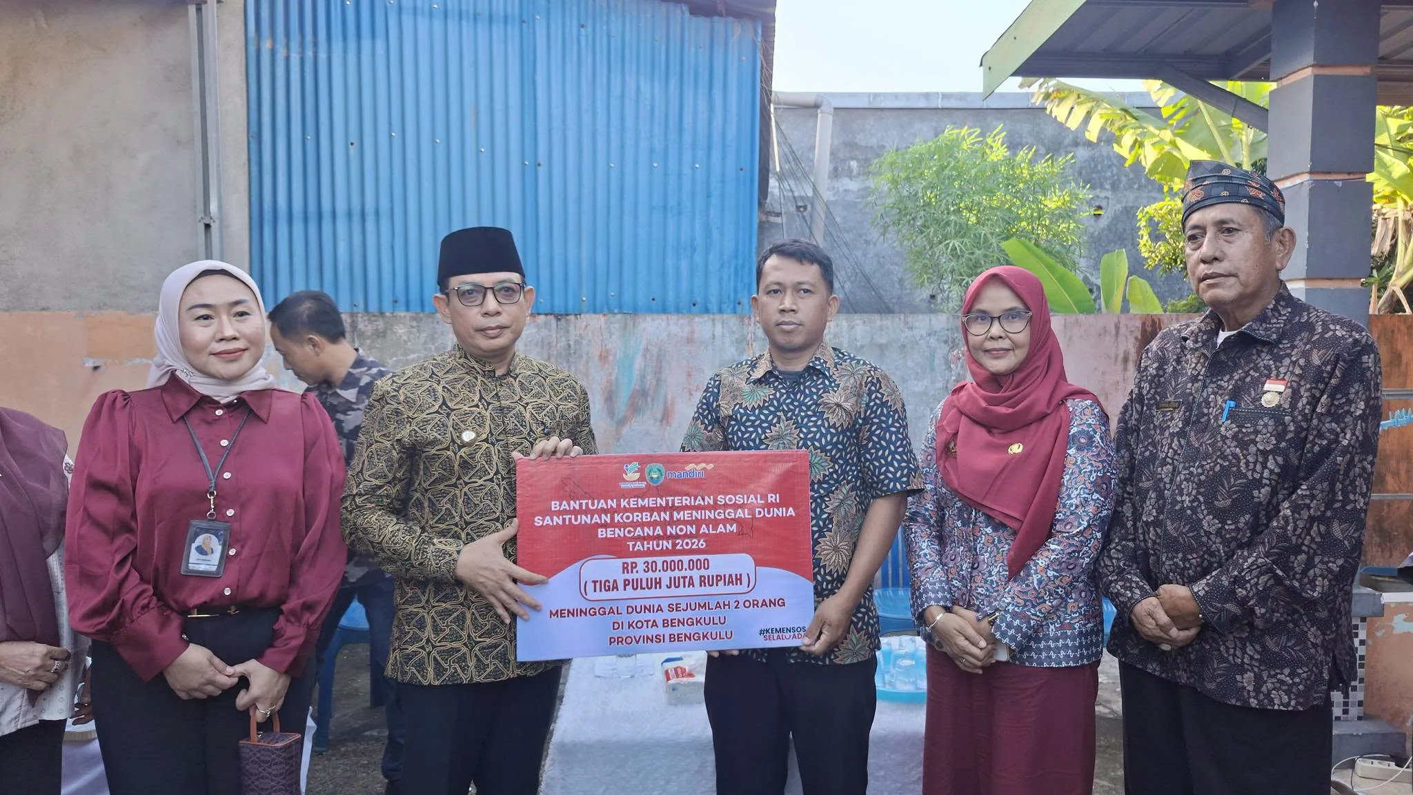 Wali Kota Bengkulu Serahkan Santunan Kemensos untuk Keluarga Korban Kebakaran
