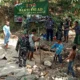 Warga dan TNI Gotong Royong Uruk Jembatan di Omben Sampang