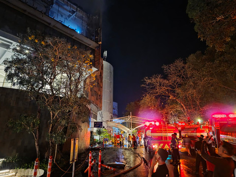 2 Orang Sempat Pingsan saat Nipah Mall Makassar Terbakar