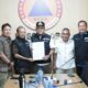Gubernur Bali, I Wayan Koster secara simbolis menyerahkan bantuan kepada Gubernur NTT