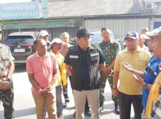 Bupati Sidoarjo, H. Subandi saat melakukan sidak proyek betonisasi ruas Jalan Krian Rumah Potong Hewan (RPH)-Kemangsen (Baldes), Sidoarjo