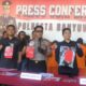 Polresta Banyuwangi, menggelar konferensi pers pengungkapan kasus pencurian dengan pemberatan (curat) bermodus pecah kaca mobil yang menyasar nasabah bank di Mapolresta Banyuwangi, Kamis (27/8/2026).