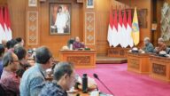 Gubernur Bali, I Wayan Koster saat memimpin Rakor Evaluasi dan Optimalisasi Pendapatan Daerah Tahun 2026 di Gedung Kertha Sabha, Denpasar, Selasa (18/8/2026).