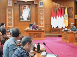 Gubernur Bali, I Wayan Koster saat memimpin Rakor Evaluasi dan Optimalisasi Pendapatan Daerah Tahun 2026 di Gedung Kertha Sabha, Denpasar, Selasa (18/8/2026).