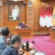 Gubernur Bali, I Wayan Koster saat memimpin Rakor Evaluasi dan Optimalisasi Pendapatan Daerah Tahun 2026 di Gedung Kertha Sabha, Denpasar, Selasa (18/8/2026).