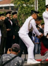 Upacara HUT ke-81 RI di Indramayu Heboh, Wanita Diduga ODGJ Nyaris Peluk Bupati Lucky Hakim