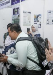 Gubernur Jateng, Ahmad Lutfhi menyapa pencari kerja yang memadati lokasi kegiatan
