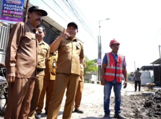 Bupati Sidoarjo, H. Subandi, SH, MKn., melakukan sidak ke proyek betonisasi ruas Jalan Tambakcemandi, Kecamatan Sedati
