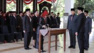 Bupati Sidoarjo, H. Subandi saat memimpin pengambilan sumpah dan janji jabatan pejabat di lingkungan Pemkab Sidoarjo, di Pendopo Delta Wibawa, Rabu (26/8/2026).