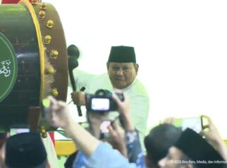 Presiden RI, Prabowo Subianto resmi membuka Muktamar ke-35 Nahdlatul Ulama (NU) ditandai dengan penabuhan beduk di Pondok Pesantren Bahrul Ulum, Tambakberas, Jombang, Jawa Timur, Kamis (27/8/2026).