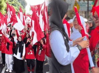 Jelang HUT ke-81 RI, ASN Banyuwangi Bagikan Bendera Merah Putih Gratis kepada Warga