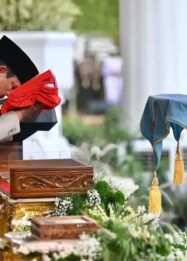 Presiden Prabowo Pimpin Upacara Penurunan Bendera Merah Putih di Istana Merdeka, Tegaskan Semangat Kebersamaan