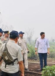 Presiden Prabowo Subianto meninjau langsung lokasi terdampak karhutla di Desa Limbung, Kabupaten Kubu Raya, Kalbar, Sabtu (22/8/2026).