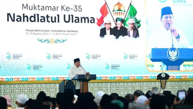 Presiden Prabowo Subianto menyampaikan sambutan dalam acara Muktamar Ke-35 NU di Pondok Pesantren Bahrul Ulum, Tambakberas, Jombang, Jawa Timur (Jatim), pada Kamis (27/8/2026).