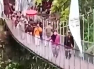 Jembatan Gantung Pongpet di Pangandaran Ambruk