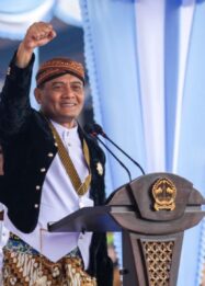 Gubernur Jateng, Ahmad Luthfi saat menjadi inspektur upacara Hari Jadi ke-81 Jateng