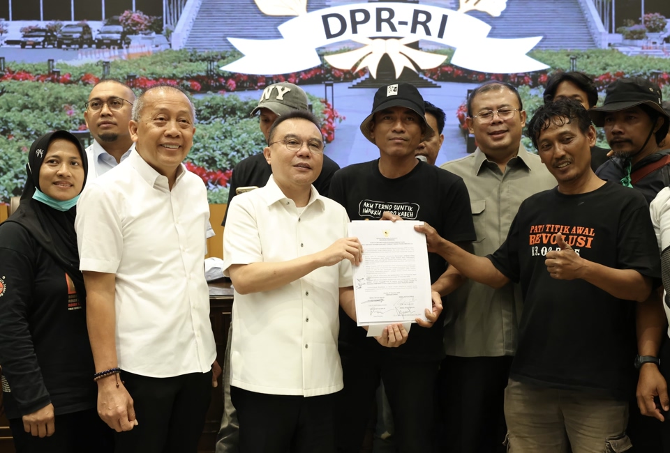 Wakil Ketua DPR RI Sufmi Dasco Ahmad didampingi Wakil Ketua Cucun Ahmad Syamsurizal dan Saan Mustopa, serta Wakil Ketua Komisi VI Andre Rosiade saat menerima audiensi AMPB di Gedung Nusantara Kompleks Parlemen Jakarta, Kamis (27/8/2026).