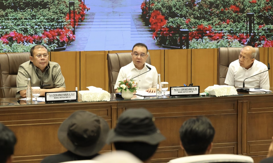 Wakil Ketua DPR RI Sufmi Dasco Ahmad didampingi Wakil Ketua Cucun Ahmad Syamsurizal dan Saan Mustopa, serta Wakil Ketua Komisi VI Andre Rosiade saat menerima audiensi AMPB