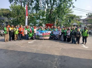 Beri Kado Kemerdekaan, Komunitas di Surabaya Salurkan BBM Gratis untuk Ojol Lansia dan Disabilitas