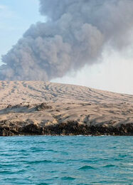 Gunung Anak Krakatau Kembali Erupsi, Kolom Abu Membubung hingga 200 Meter