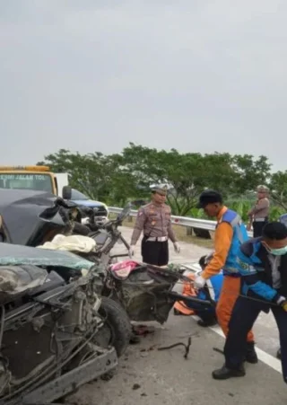 Kecelakaan Beruntun di Tol Batang Tewaskan Tiga Penumpang Ambulans