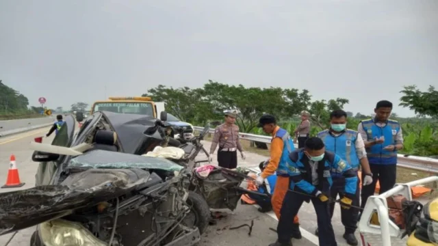 Kecelakaan Beruntun di Tol Batang Tewaskan Tiga Penumpang Ambulans