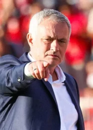 Mata Jose Mourinho Lebam, Ternyata Akibat Cedera Saat Latihan Real Madrid