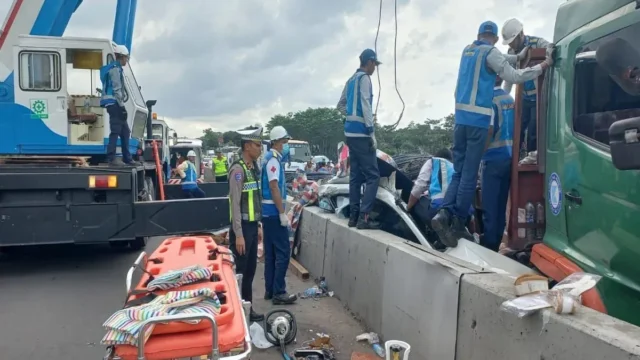Pasutri Meninggal Dunia dalam Kecelakaan Ambulans Saat Antar Jenazah Anak di Tol Batang-Semarang
