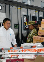 Pukul 04.00, Seskab Teddy dan Mensos Lepas 5 Pesawat Bawa 65 Ton Bantuan ke NTT